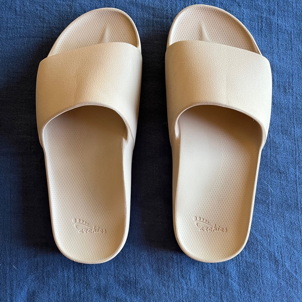 Archie’s Slides Tan